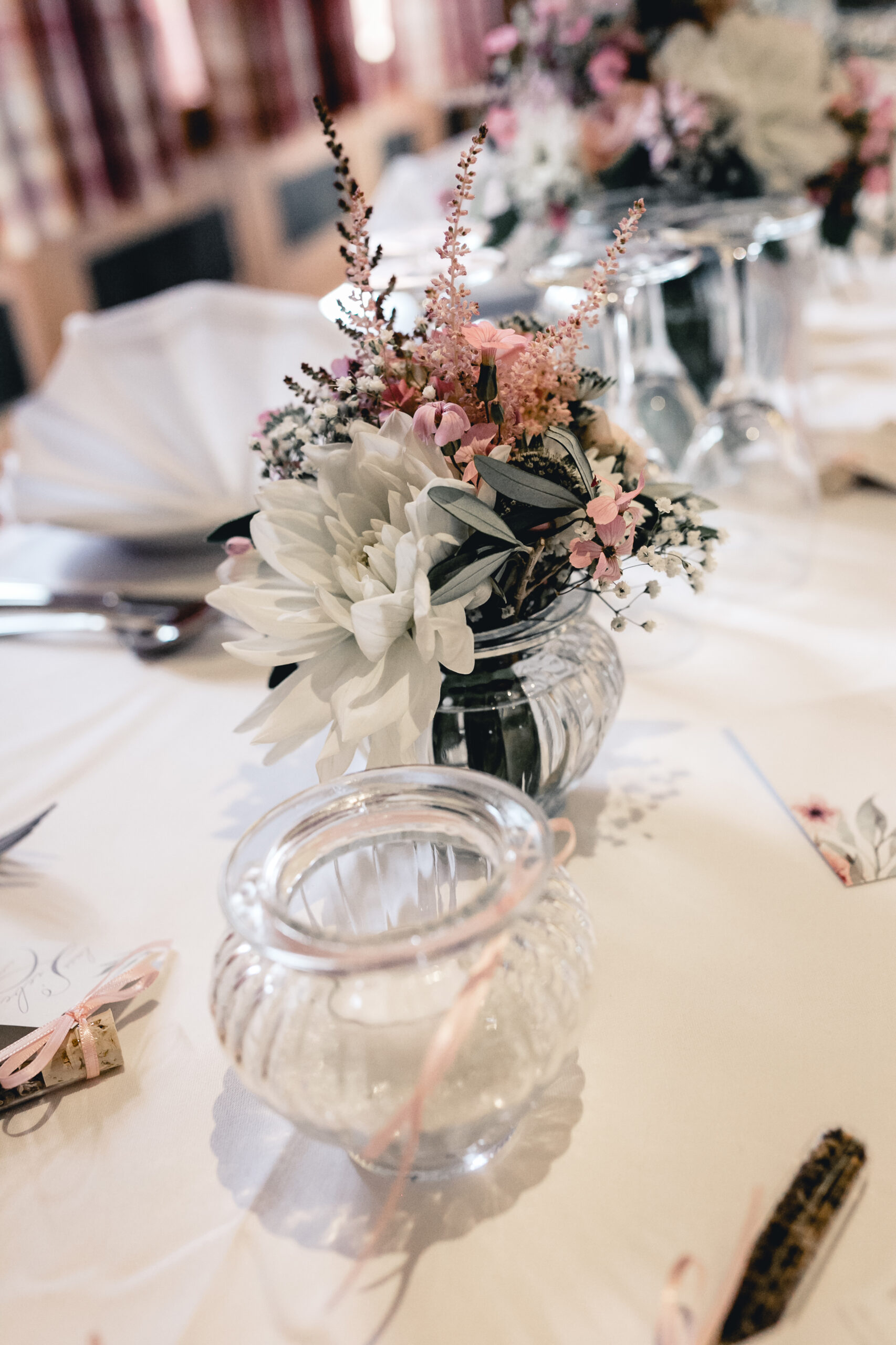 Tischdekoration Vintage Hochzeit Blumenstrauße Vintagegläser Papeterie Kirschblüten